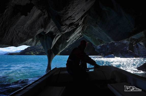 Nosso guia manobra o barco no interior da Catedral de Mármore, no lago General Carrera, região de Puerto Rio Tranquilo, na Carretera Austral, sul do Chile